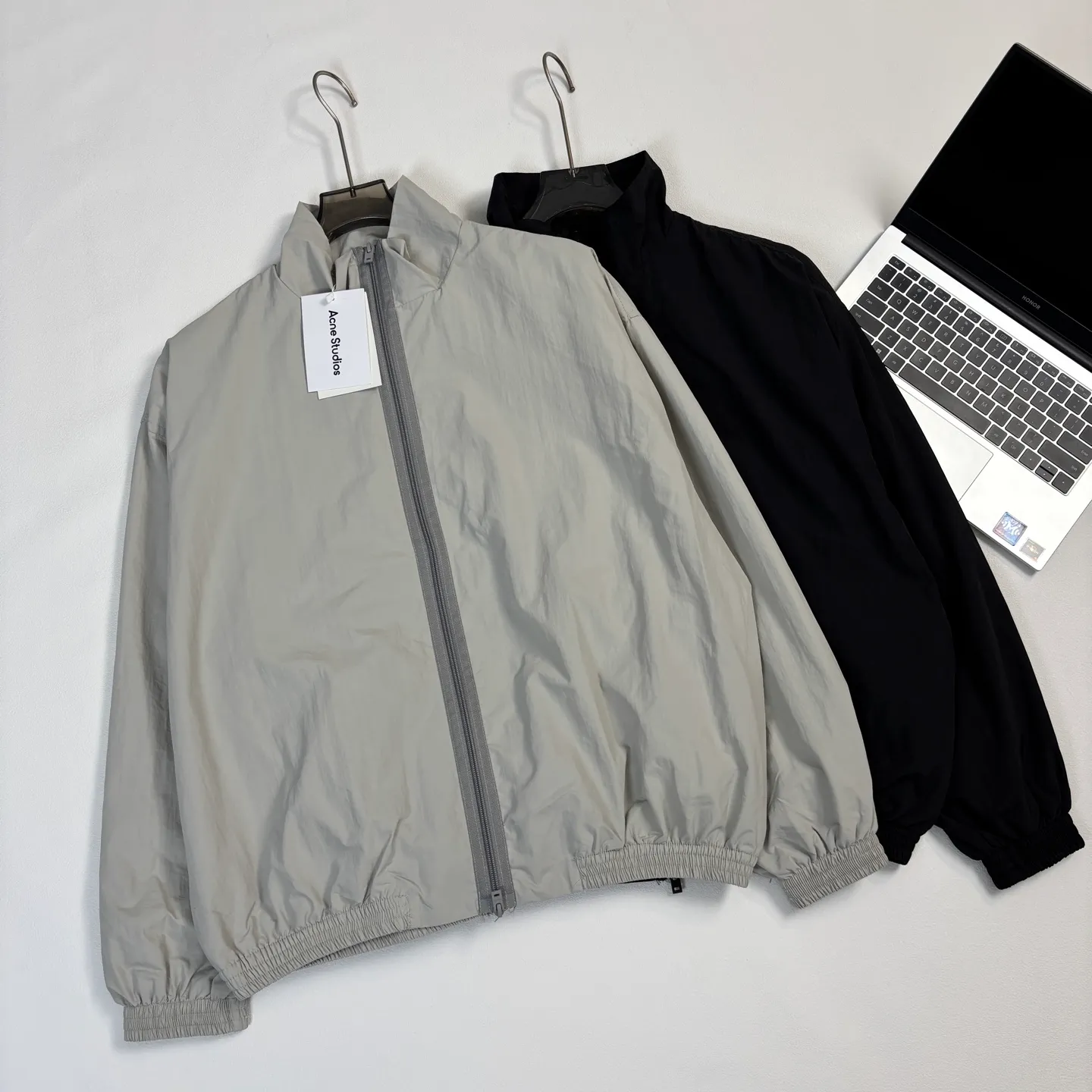 155 Acne Studios Series Stand collar jacket Logo embroidery on the back Logo silhouette Loose casual hooded jacket Loose large version Men and women Same Style Color: Black Gray Size: S-XL Length Chest Shoulder width S 68 140 59 M 70 144 60 L 72 148 61 XL 74 152 62 The size is measured by hand, there is a slight error, for reference only